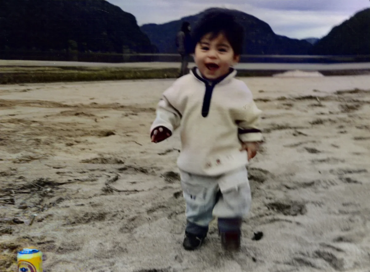 Niño en Playa — Caleta Tortel — 1999 | Chile de Ayer