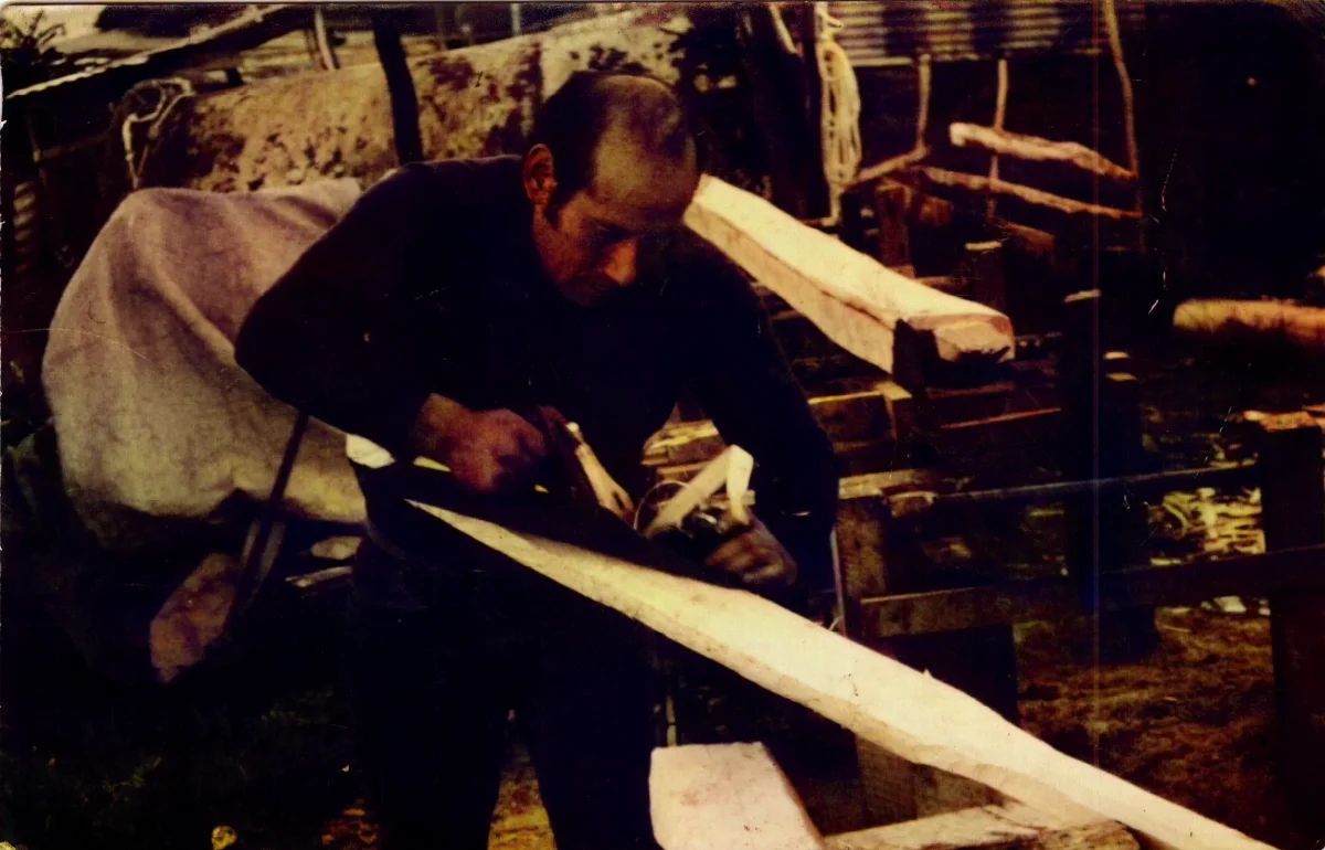 Cepillando un Remo de Ciprés — Caleta Tortel — 1990 | Chile de Ayer