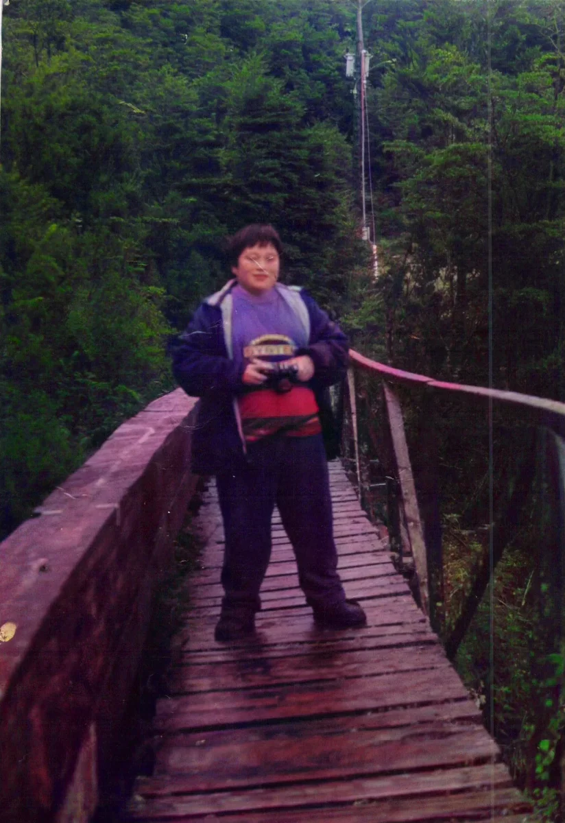 En Pasarela de Sector Centro — Caleta Tortel — 1998 | Chile de Ayer