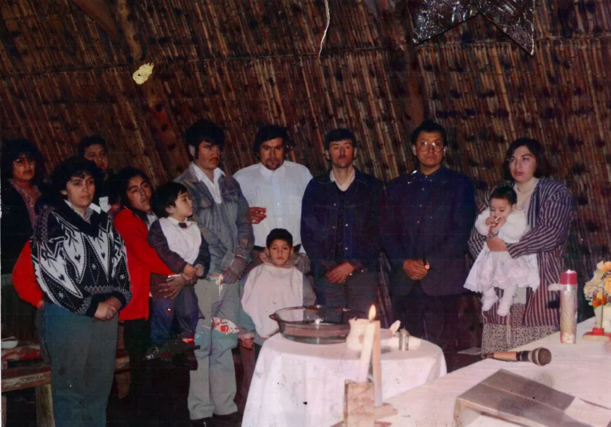 Bautizo Iglesia Catolica — Caleta Tortel — aprox. 1999 | Chile de Ayer
