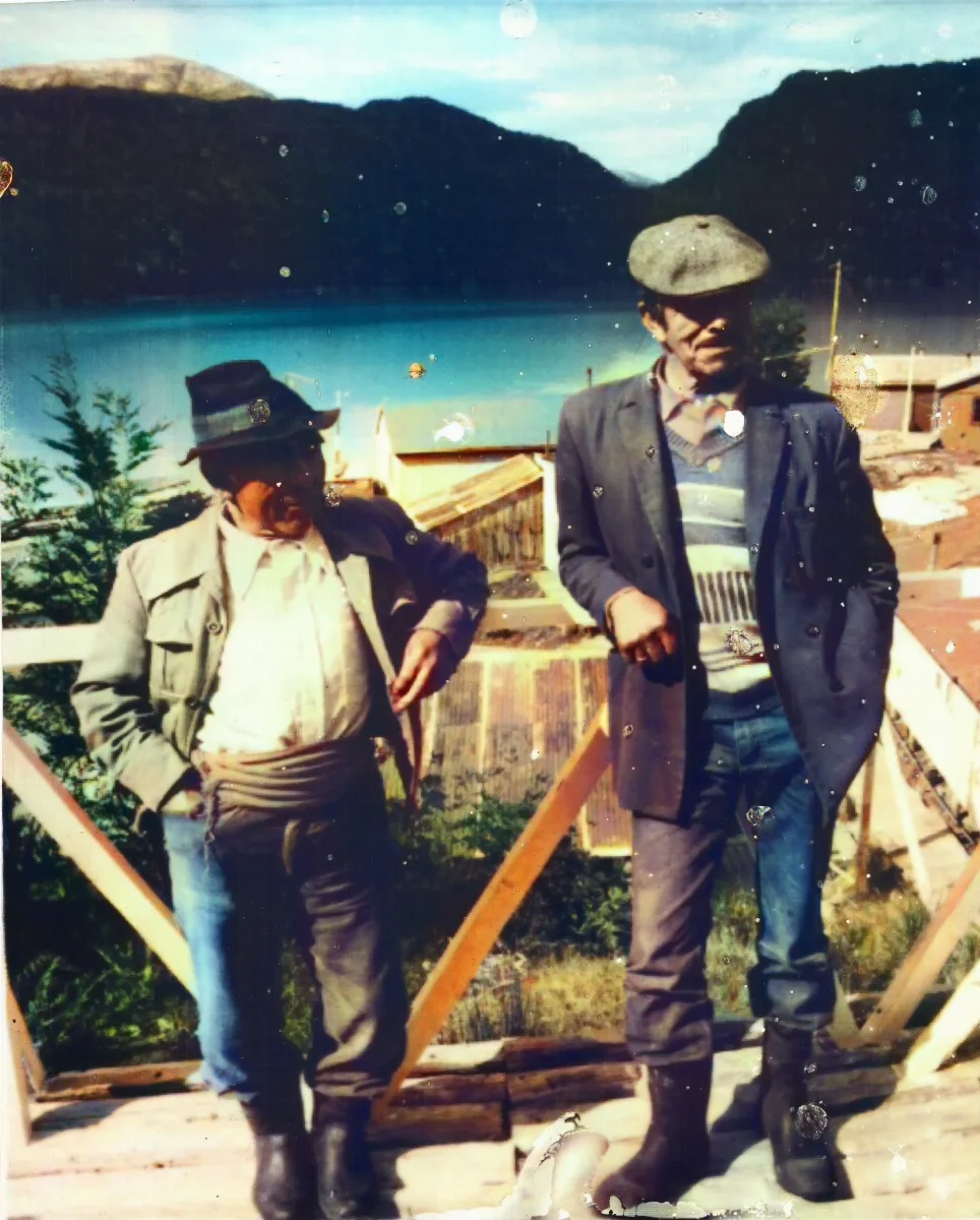 En Sector Centro — Caleta Tortel — 1997 | Chile de Ayer