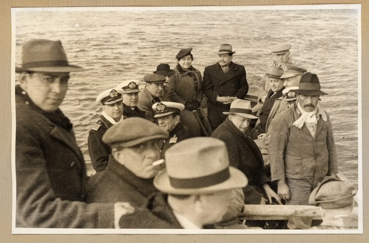 El presidente junto a su esposa embarcados con tripulantes y autoridades en la Gira a la zona austral del país de S.E. el Presidente de la Republica Don Pedro Aguirre Cerda. — Lota — 1939 | Chile de Ayer