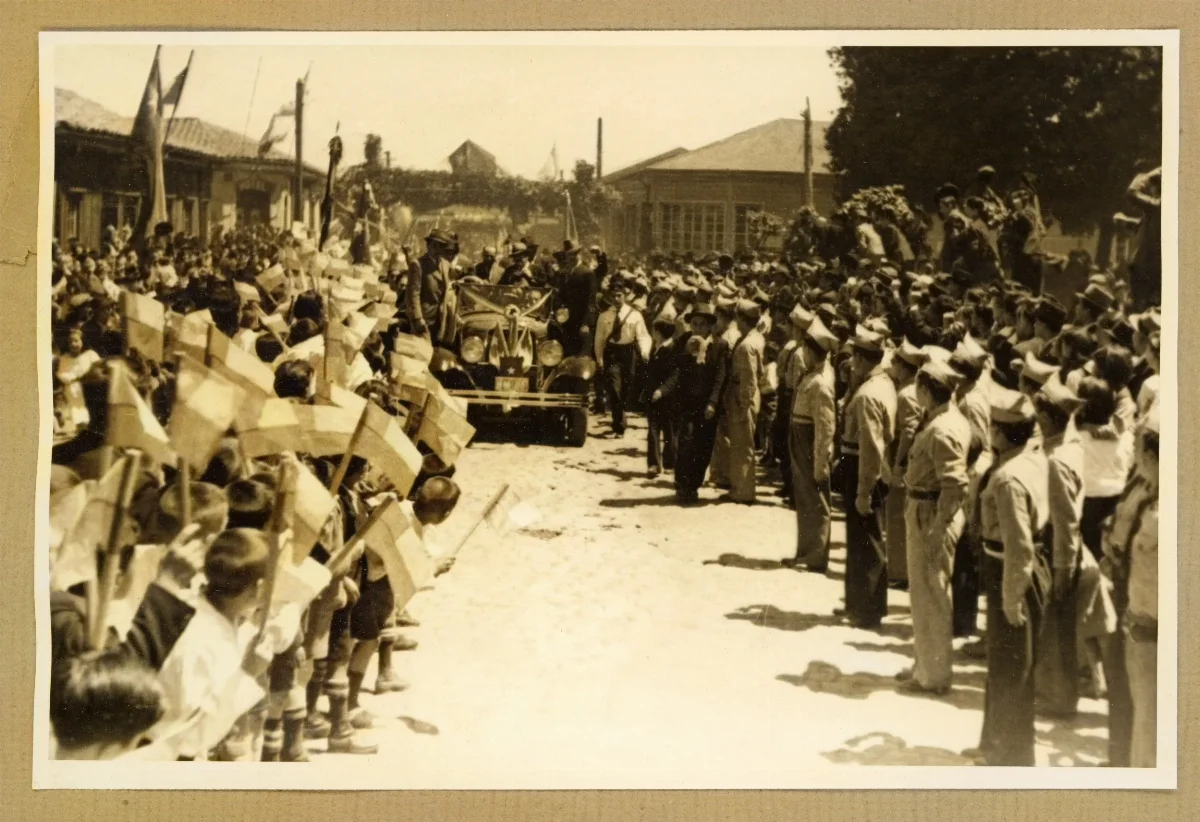 Vehiculo trasladando al presidente y su esposa recorriendo la comuna. Gira a la zona austral del país de S.E. el Presidente de la Republica Don Pedro Aguirre Cerda — Lota — 1939 | Chile de Ayer