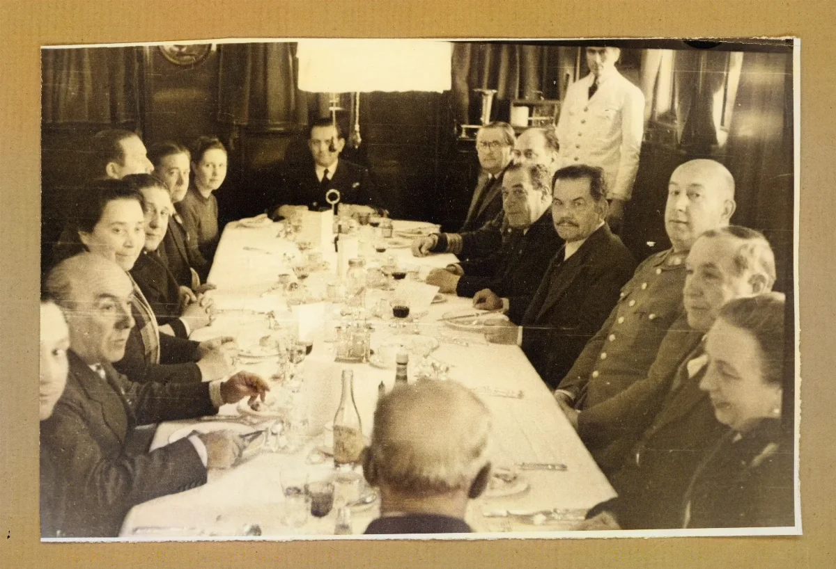 Comitiva presidencial sentados en la mesa al interior de la embarcación el Araucano, navegando por Chiloé — Castro — 1939 | Chile de Ayer
