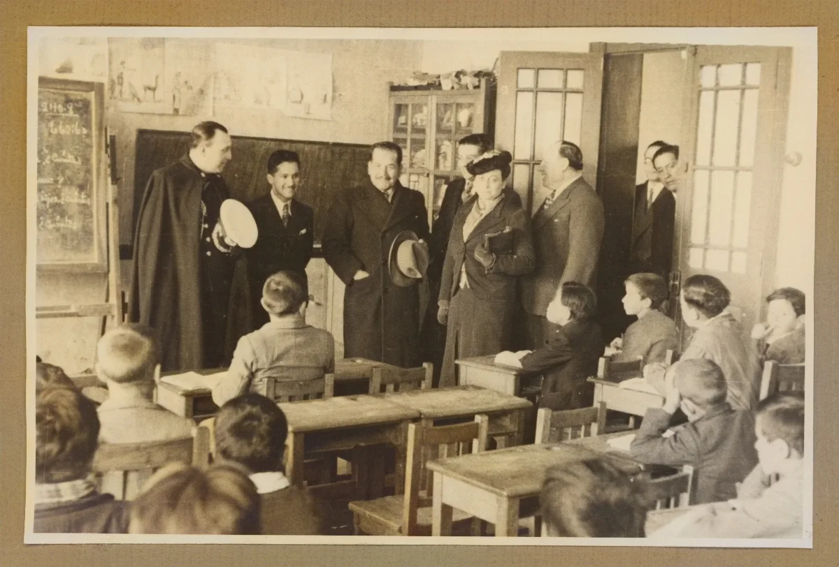 Visita de S.E. El Presidente Pedro Aguirre Cerda junto a su esposa Juanita Aguirre, a una escuela en la gira al sur — Punta Arenas — 1939 | Chile de Ayer
