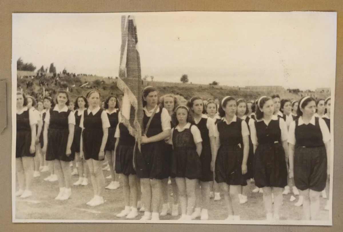Tarde deportiva en el Estadio de Punta Arenas. Alumnnas entonando el Himno Patrio — Punta Arenas — 1939 | Chile de Ayer
