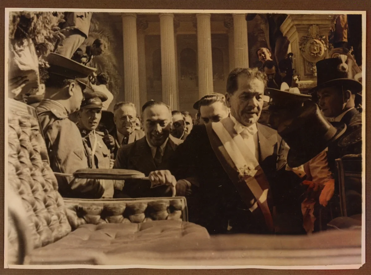Presidente Pedro Aguirre Cerda saliendo del congreso luego de la ceremonio de toma de mando — Santiago — 1938 | Chile de Ayer