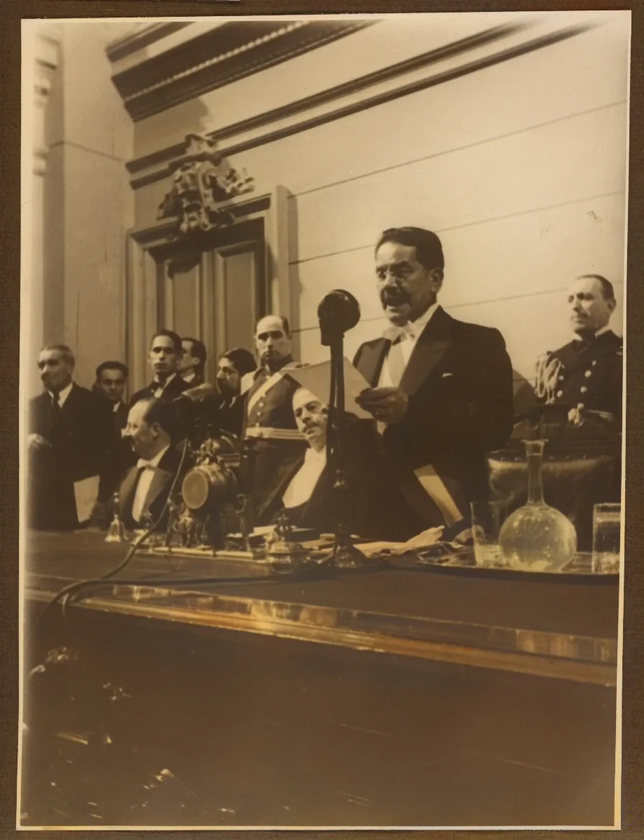 S.E. el Presidente de la Republica Don Pedro Aguirre Cerda dando su primer discurso al pueblo de chile — Santiago — 1938 | Chile de Ayer
