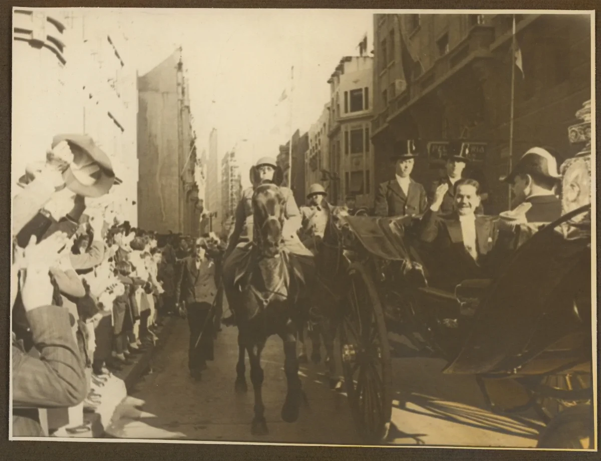 El presidentede paseo saludando a los habitantes de santiago — Santiago — 1938 | Chile de Ayer