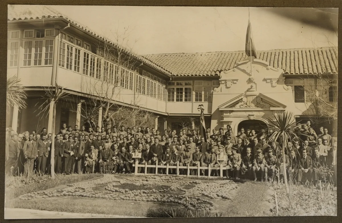 Preidente Pedro Aguirre Cerda junto a un grupo — Chile — aprox. 1939 | Chile de Ayer