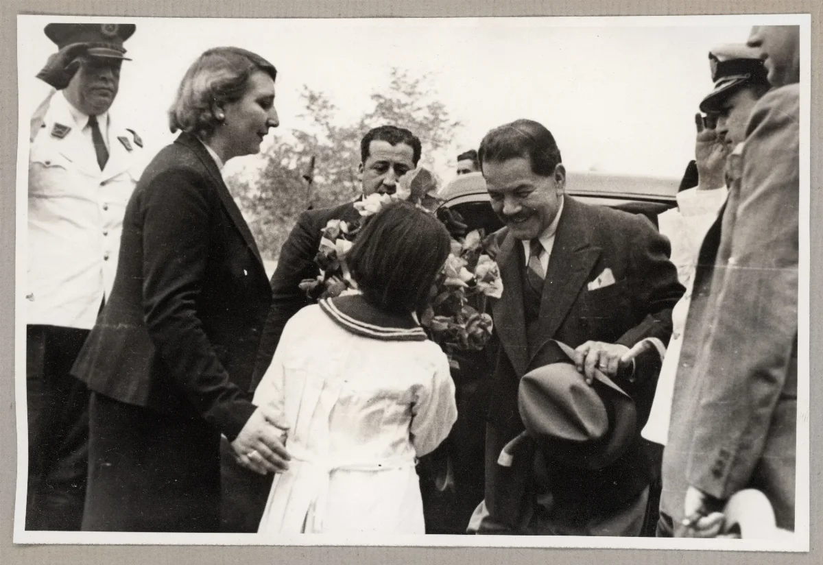 Presidente Pedro Aguirre Cerda recibe delegación en acto conmemorativo del Día de la Raza — 1939 | Chile de Ayer