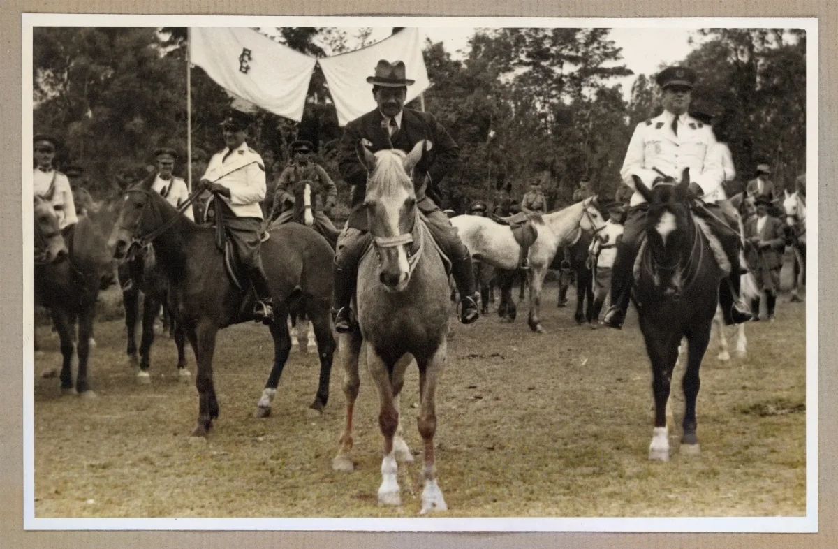 Desfile ecuestre del Día de la Raza con autoridades oficiales a caballo — 1939 | Chile de Ayer
