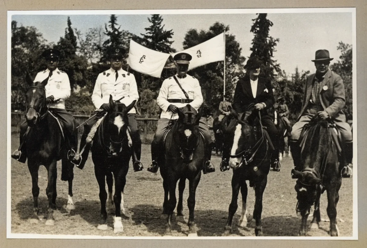 Acto ecuestre presidencial en conmemoración del Día de la Raza con autoridades militares — 1939 | Chile de Ayer