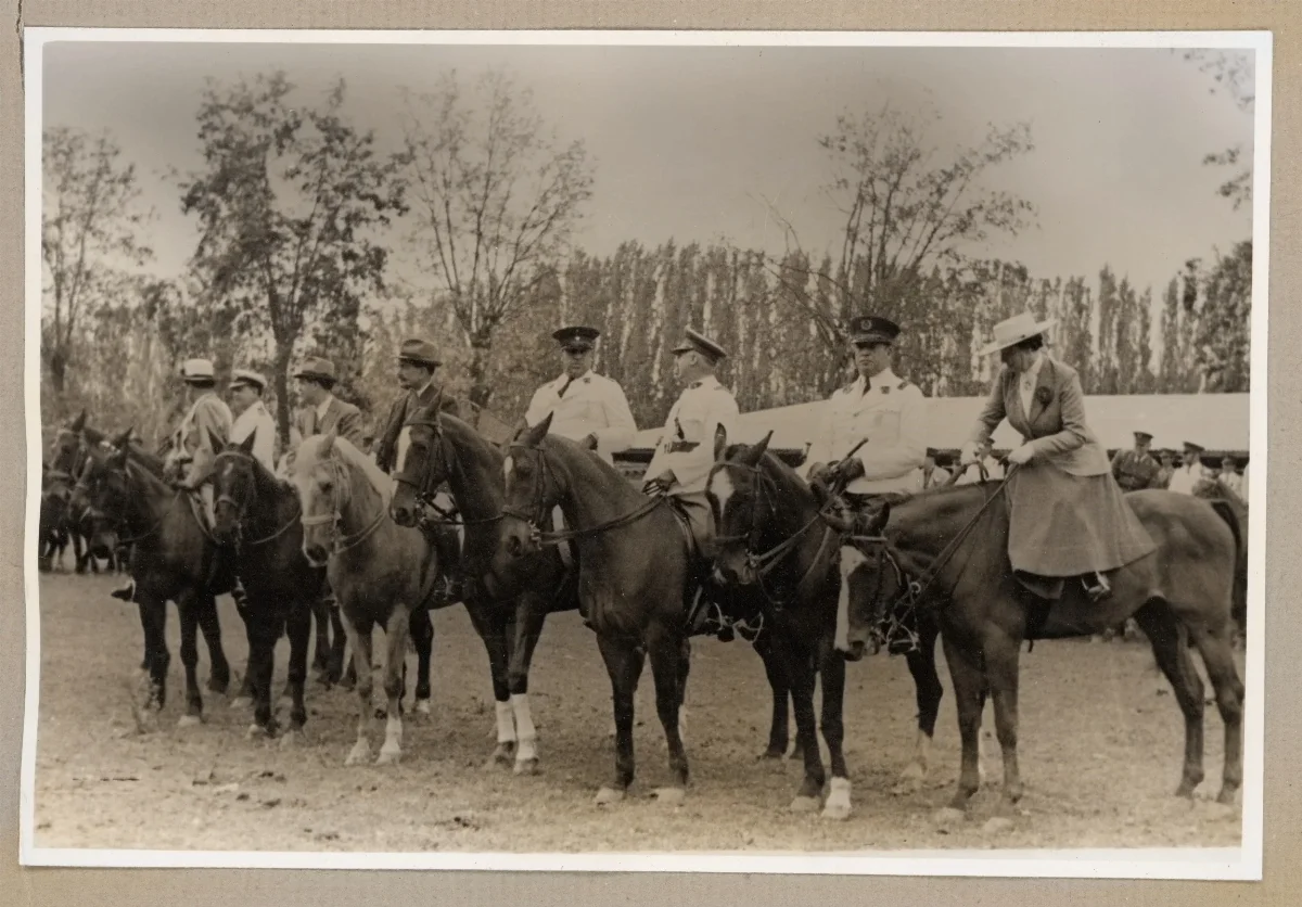 Cabalgata oficial en conmemoración del Día de la Raza — 1939 | Chile de Ayer
