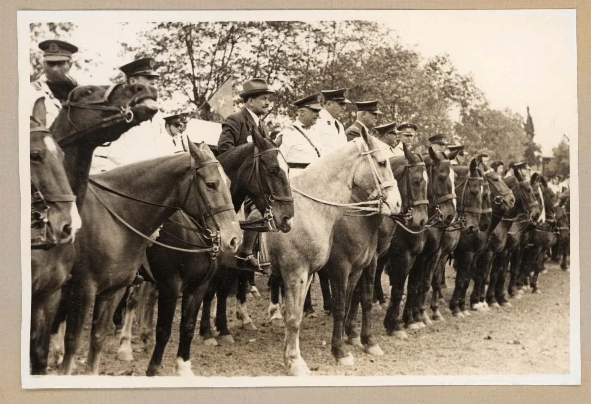 Acto de conmemoración del Día de la Raza en caballata oficial — 1939 | Chile de Ayer