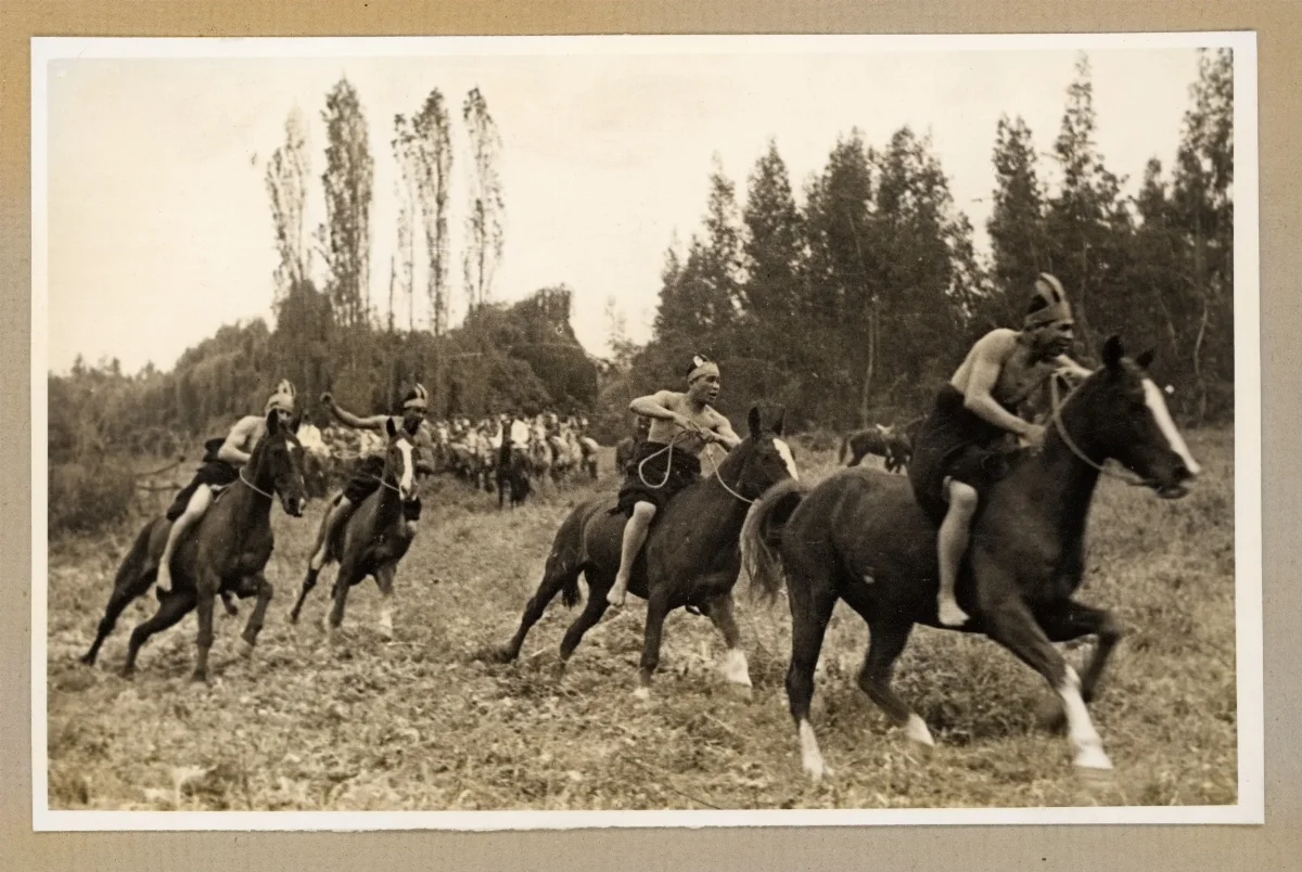 Desfile ecuestre en conmemoración del Día de la Raza — 1939 | Chile de Ayer
