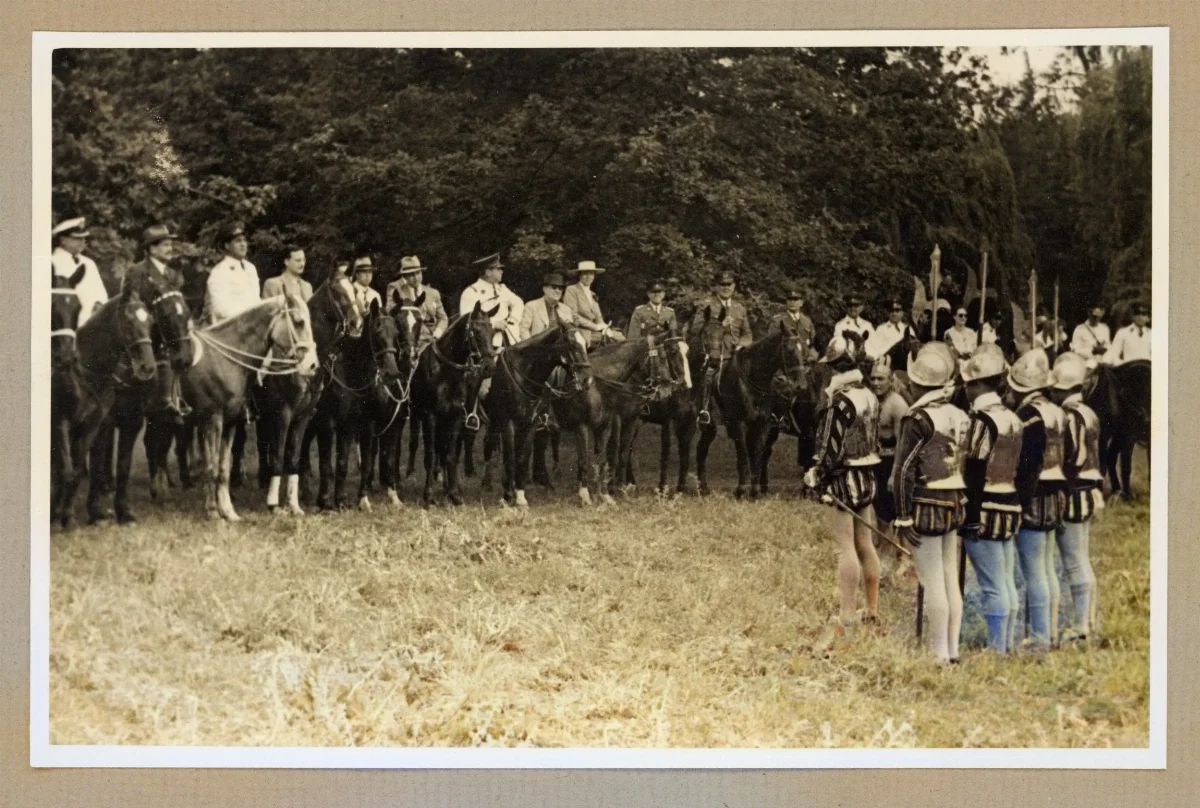 Presidente Pedro Aguirre Cerda en conmemoración del Día de la Raza con autoridades y grupo folclórico — 1939 | Chile de Ayer
