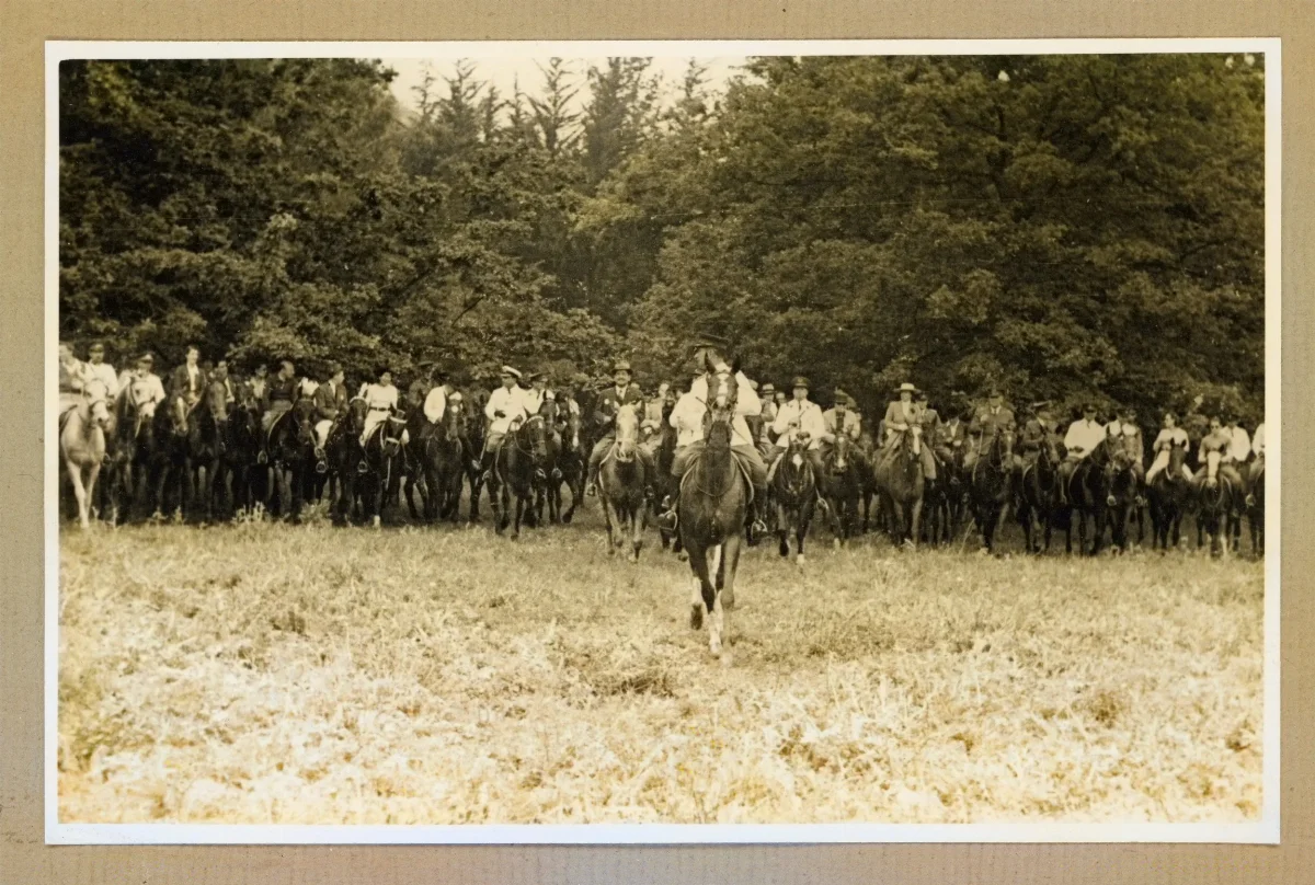 Presidente Pedro Aguirre Cerda a caballo en acto de conmemoración del Día de la Raza — 1939 | Chile de Ayer