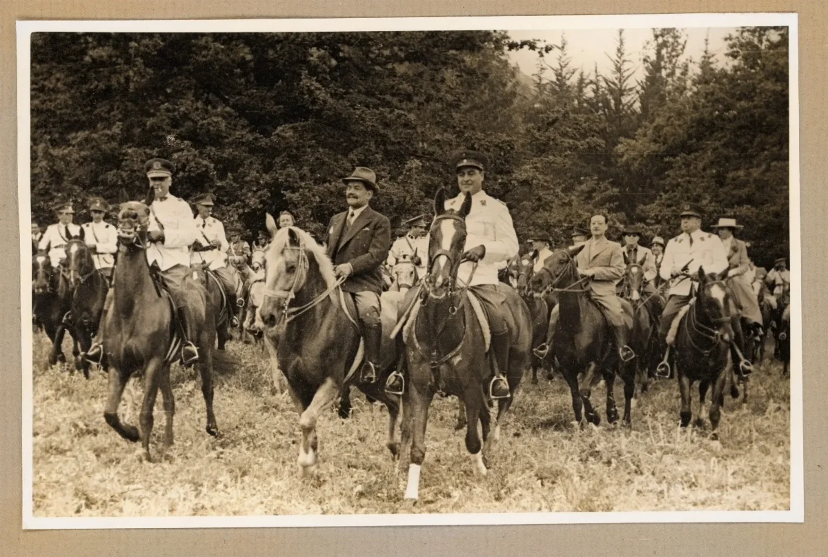 Cabalga oficial del Presidente Aguirre Cerda por conmemoración del Día de la Raza — 1939 | Chile de Ayer