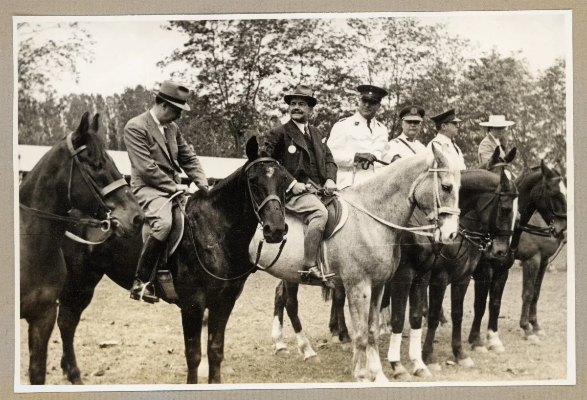 Presidente Pedro Aguirre Cerda en desfile ecuestre por el Día de la Raza — 1939 | Chile de Ayer