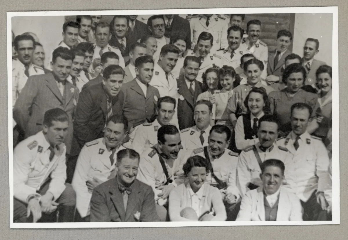 Autoridades civiles y militares en acto conmemorativo del Día de la Raza — aprox. 1939 | Chile de Ayer