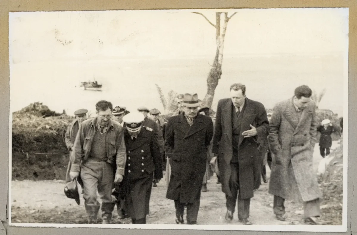 Presidente en acto oficial en Lota acompañado por autoridades militares — Lota — aprox. 1939 | Chile de Ayer