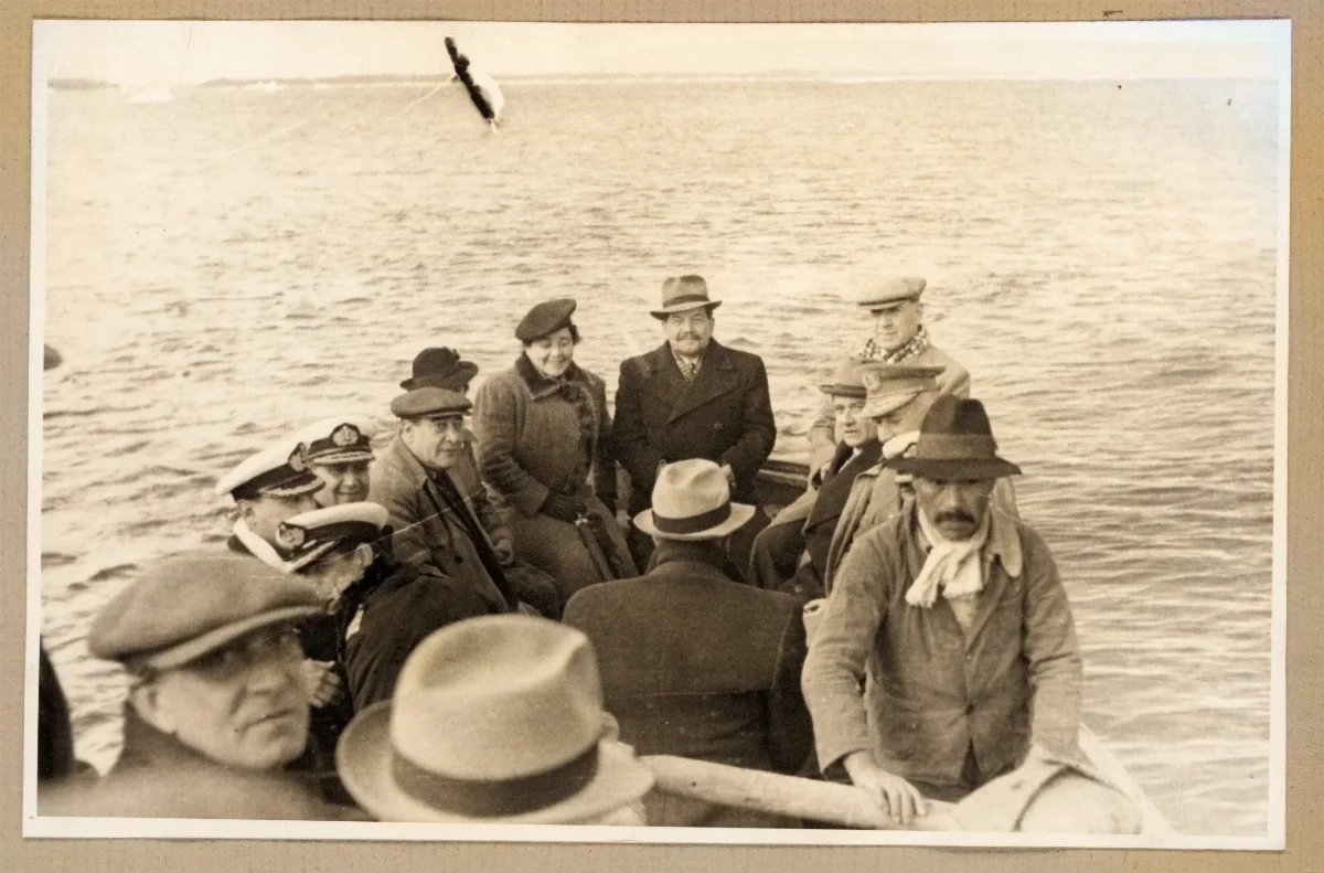 Delegación en recorrido marítimo por el puerto de Lota — Lota — aprox. 1939 | Chile de Ayer