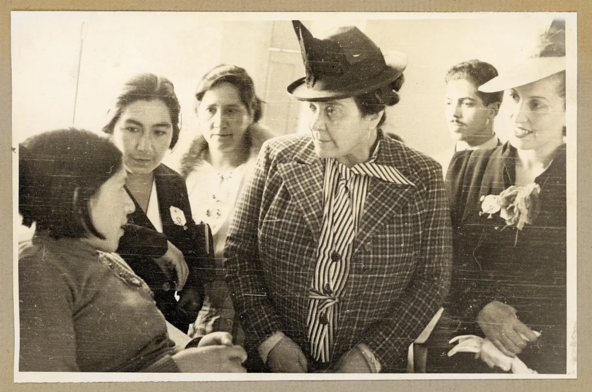 Delegación presidencial en visita al hospital de Lota — Lota — 1939 | Chile de Ayer