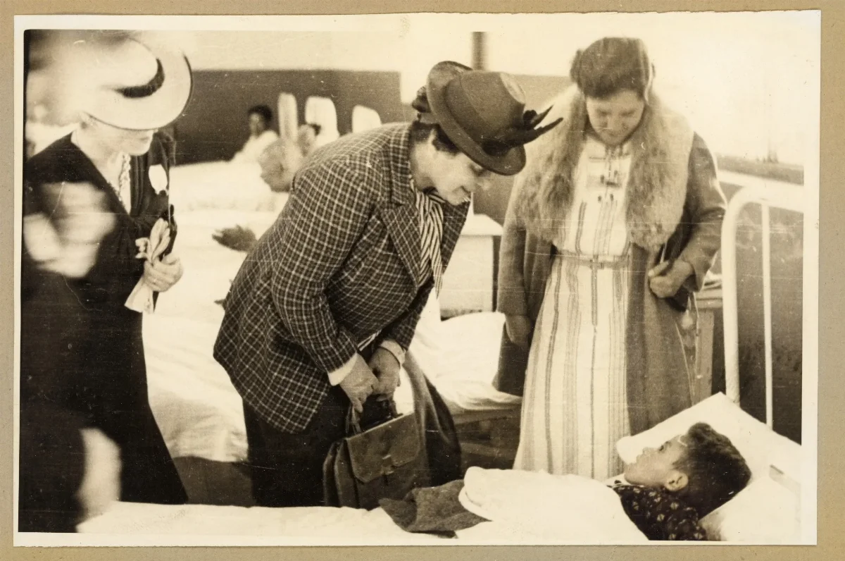Visita presidencial oficial a enfermos en hospital de Lota — Lota — 1939 | Chile de Ayer