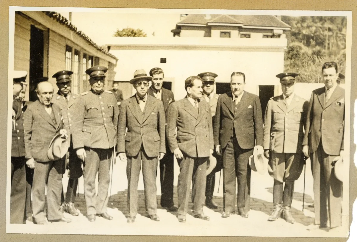 Recepción en escuela pública durante gira austral del Presidente Aguirre Cerda — Lota — 1939 | Chile de Ayer