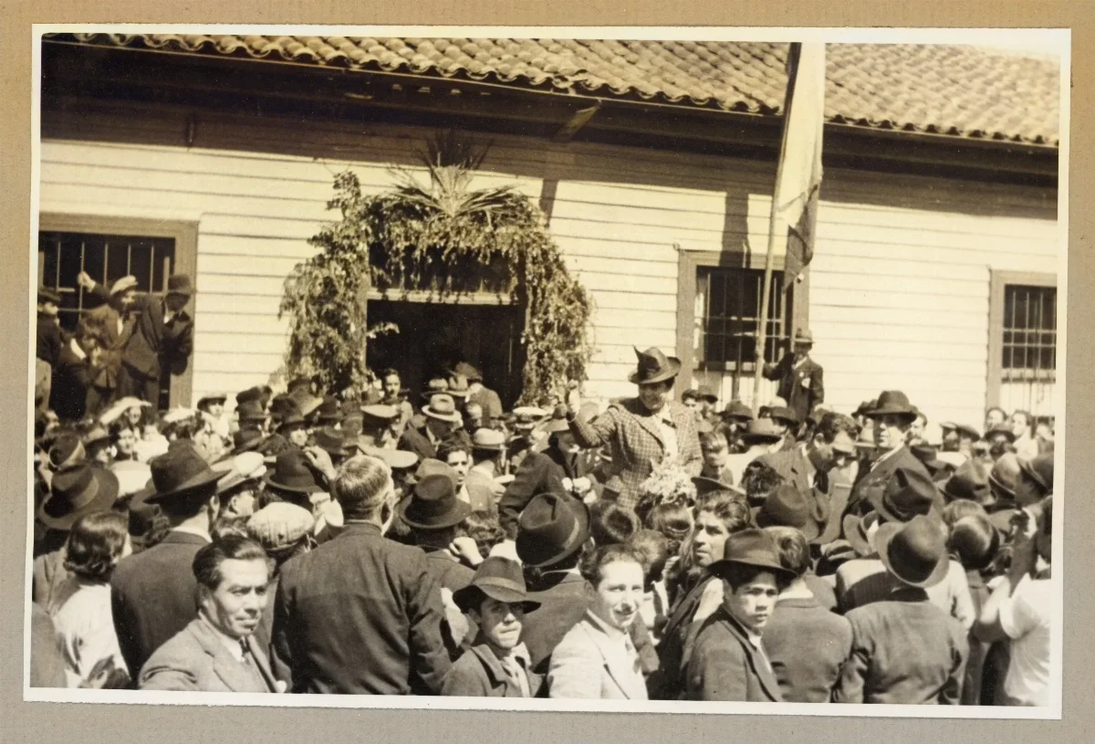 Recepción en la escuela pública de Lota durante la gira presidencial a la zona austral — Lota — 1939 | Chile de Ayer