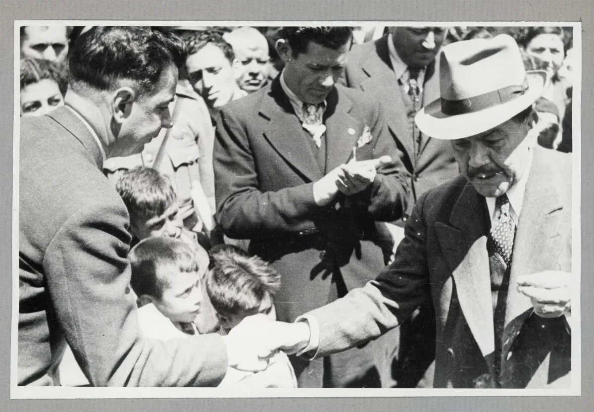 Autoridades saludando a ciudadanos en acto oficial — Lota — aprox. 1939 | Chile de Ayer