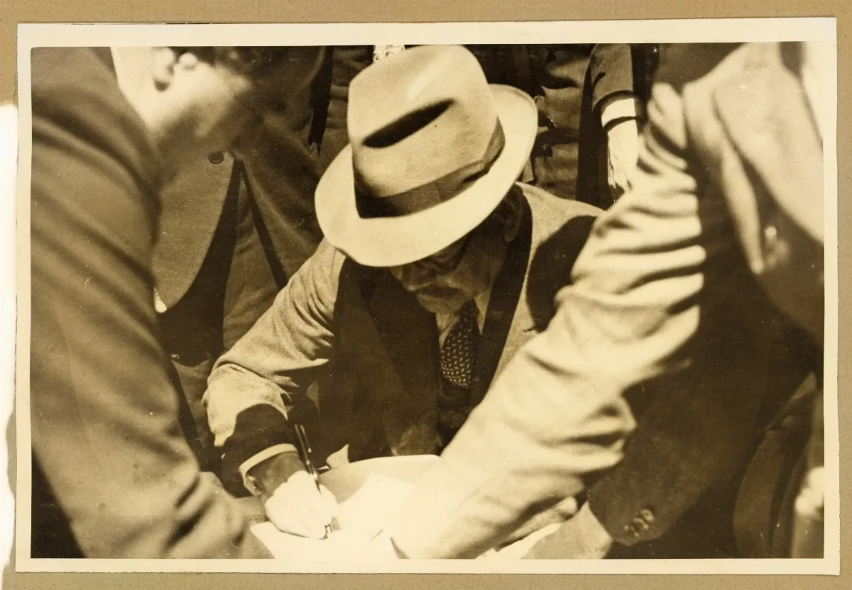 Presidente en acto oficial de firma en Lota, rodeado de autoridades — Lota — aprox. 1939 | Chile de Ayer