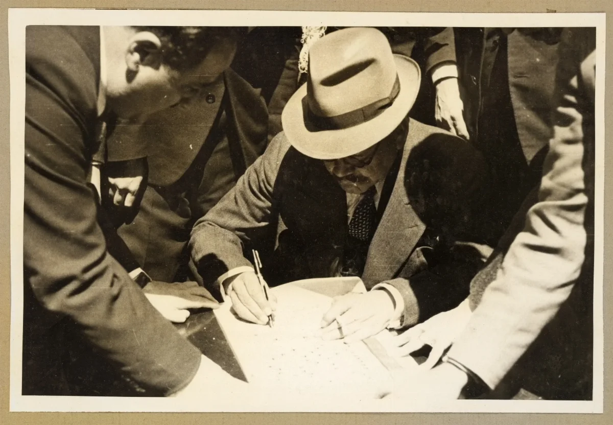 Presidente Aguirre Cerda firmando documento oficial en Lota — Lota — aprox. 1939 | Chile de Ayer