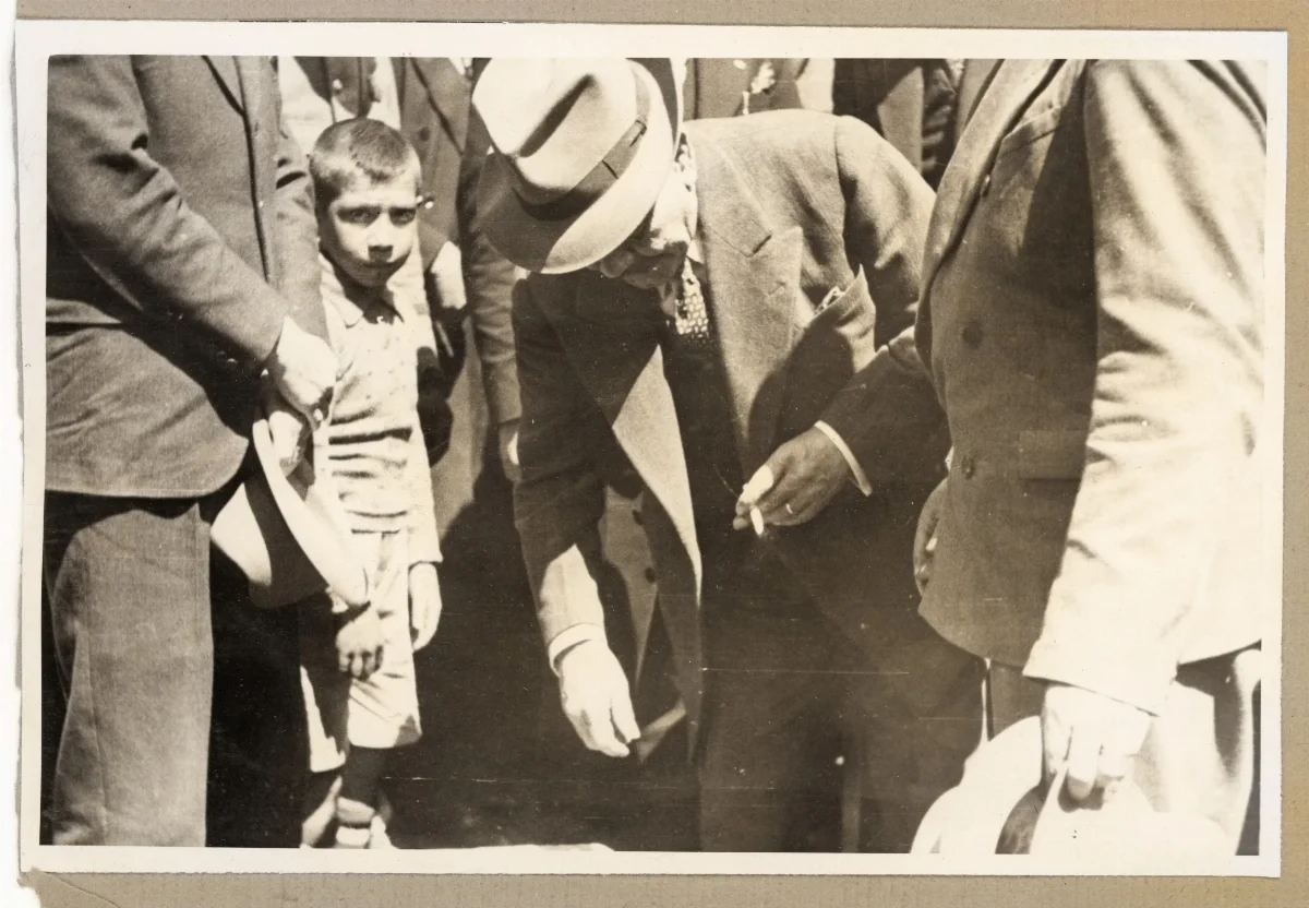 Delegación de autoridades en visita oficial del presidente a Lota — Lota — aprox. 1939 | Chile de Ayer