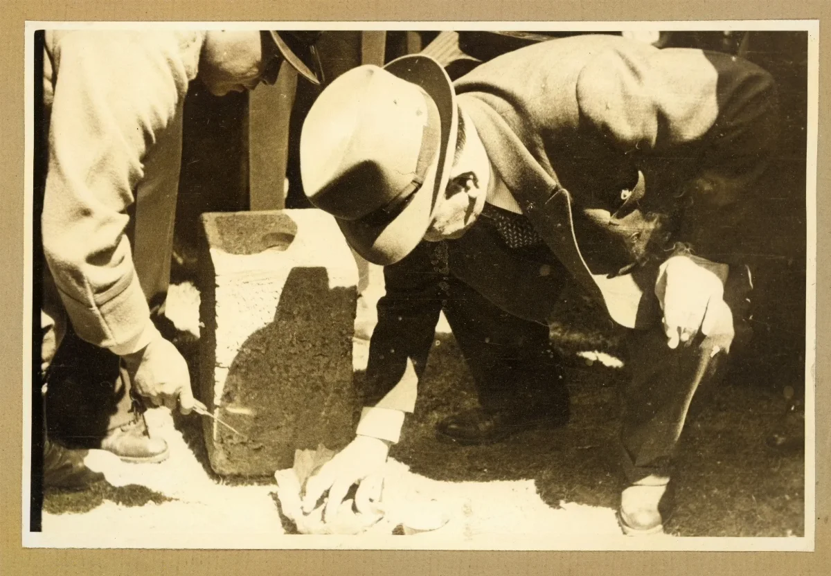 Presidente Aguirre Cerda firma documento en acto oficial en Lota — Lota — aprox. 1939 | Chile de Ayer