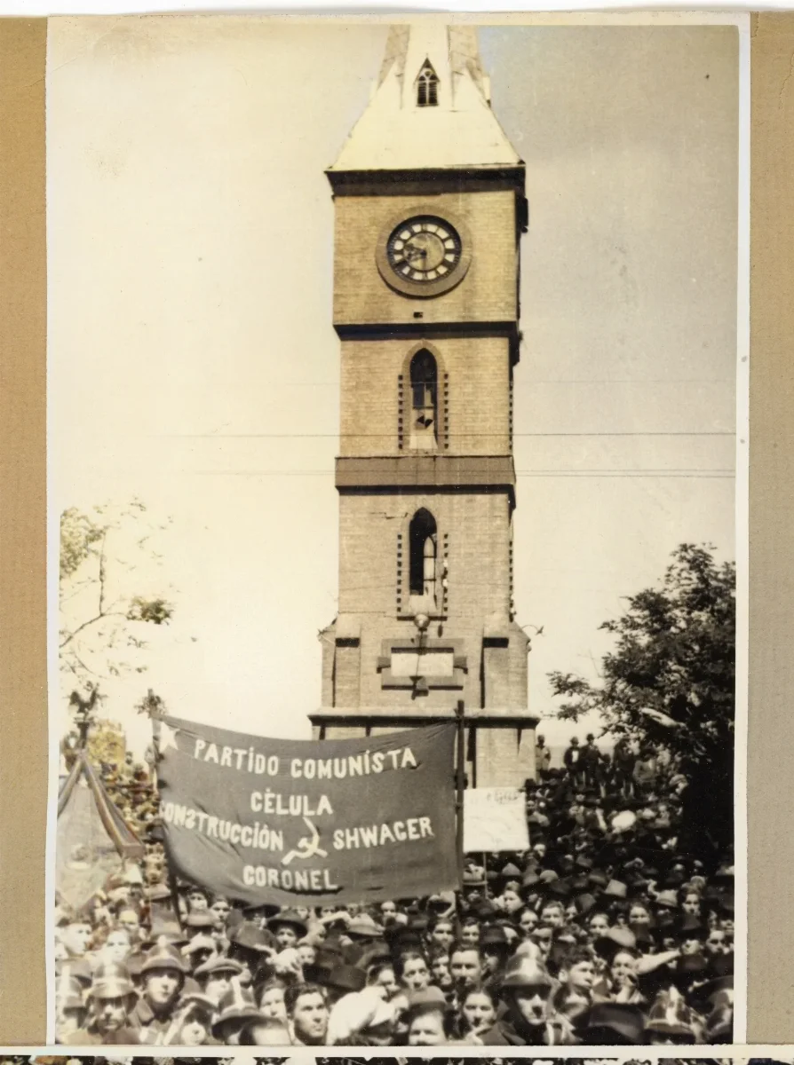Manifestación del Partido Comunista en la plaza de Lota — Lota — aprox. 1939 | Chile de Ayer