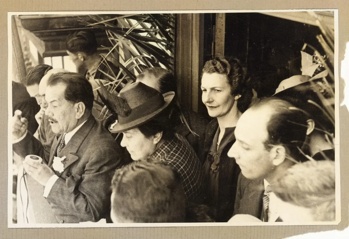 Autoridades en acto oficial con delegación de Lota — Lota — aprox. 1939 | Chile de Ayer