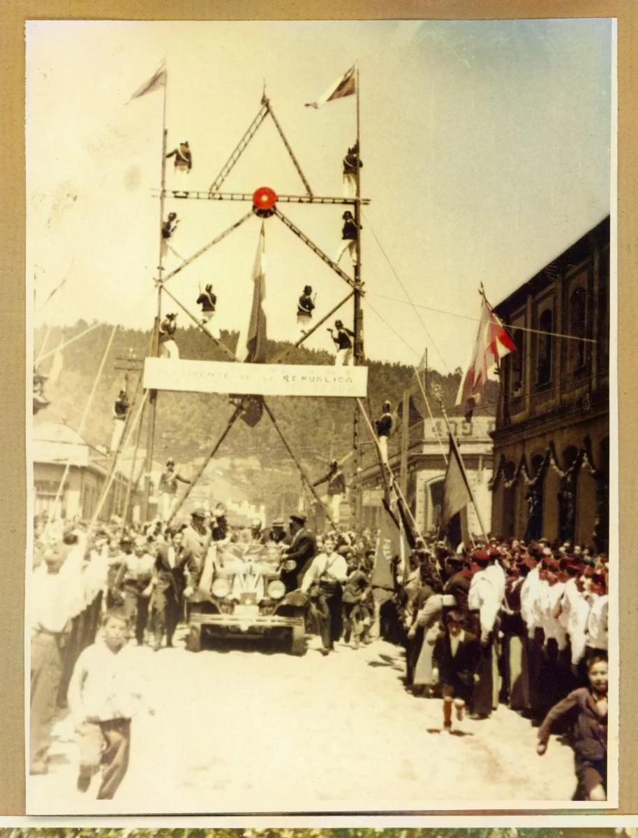 Acto ceremonial presidencial en Lota con estructura monumental y banderas — Lota — aprox. 1939 | Chile de Ayer