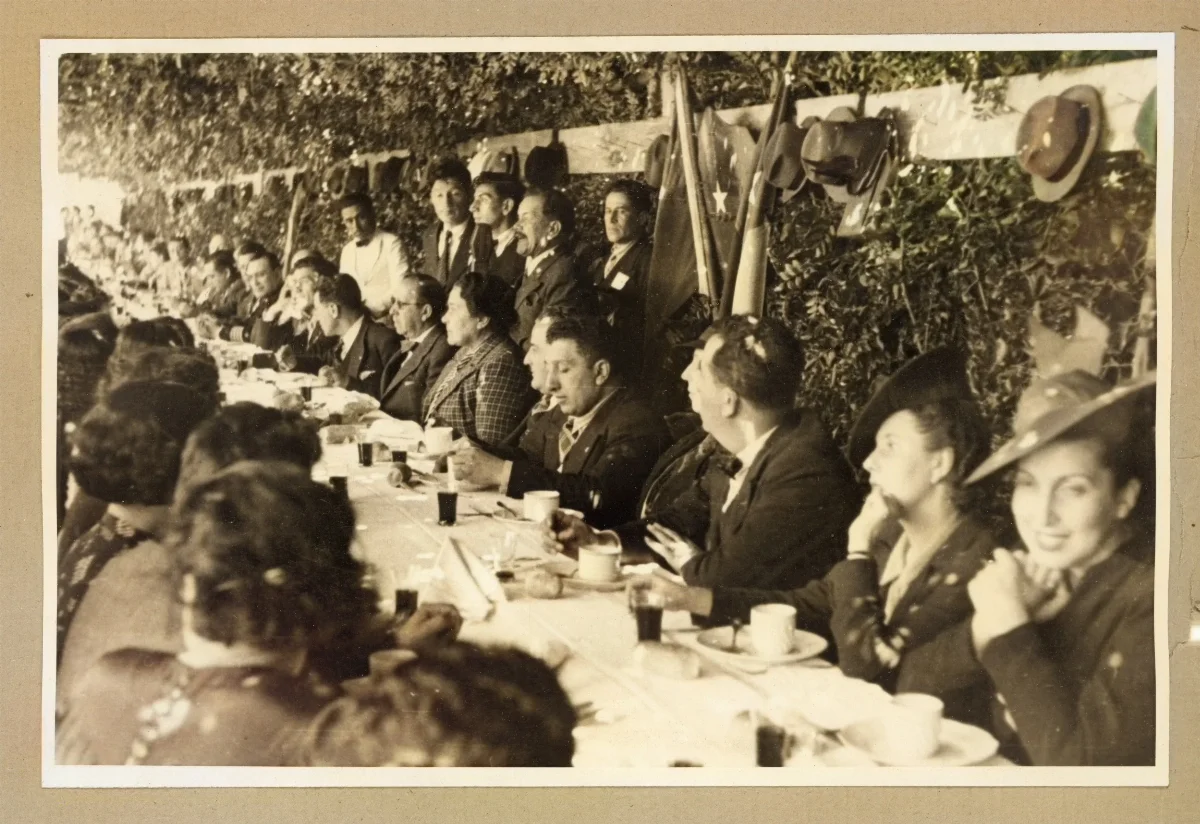 Banquete oficial de autoridades chilenas al aire libre — Lota — aprox. 1939 | Chile de Ayer