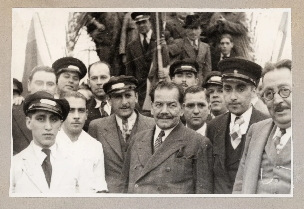 Comisión de obreros y trabajadores del ferrocarril que transportó a la delegación presidencial por el Bío-Bío — Los Alerces — 1939 | Chile de Ayer