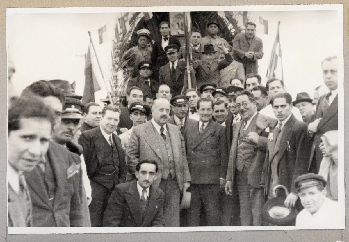 Comisión de obreros y trabajadores del ferrocarril que transportó la delegación presidencial por el Biobío — Los Alerces — 1939 | Chile de Ayer