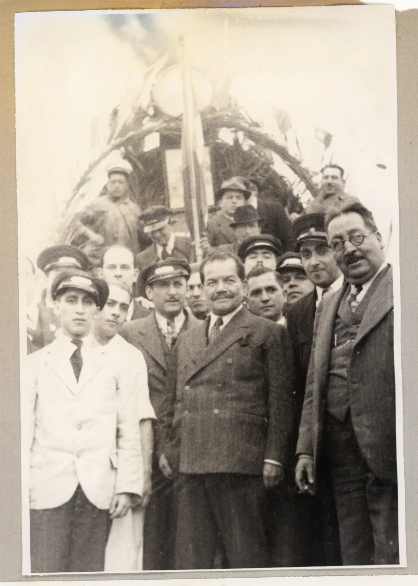 Comisión de obreros y trabajadores del ferrocarril que transportó la delegación presidencial por el Bío Bío — Los Alerces — 1939 | Chile de Ayer