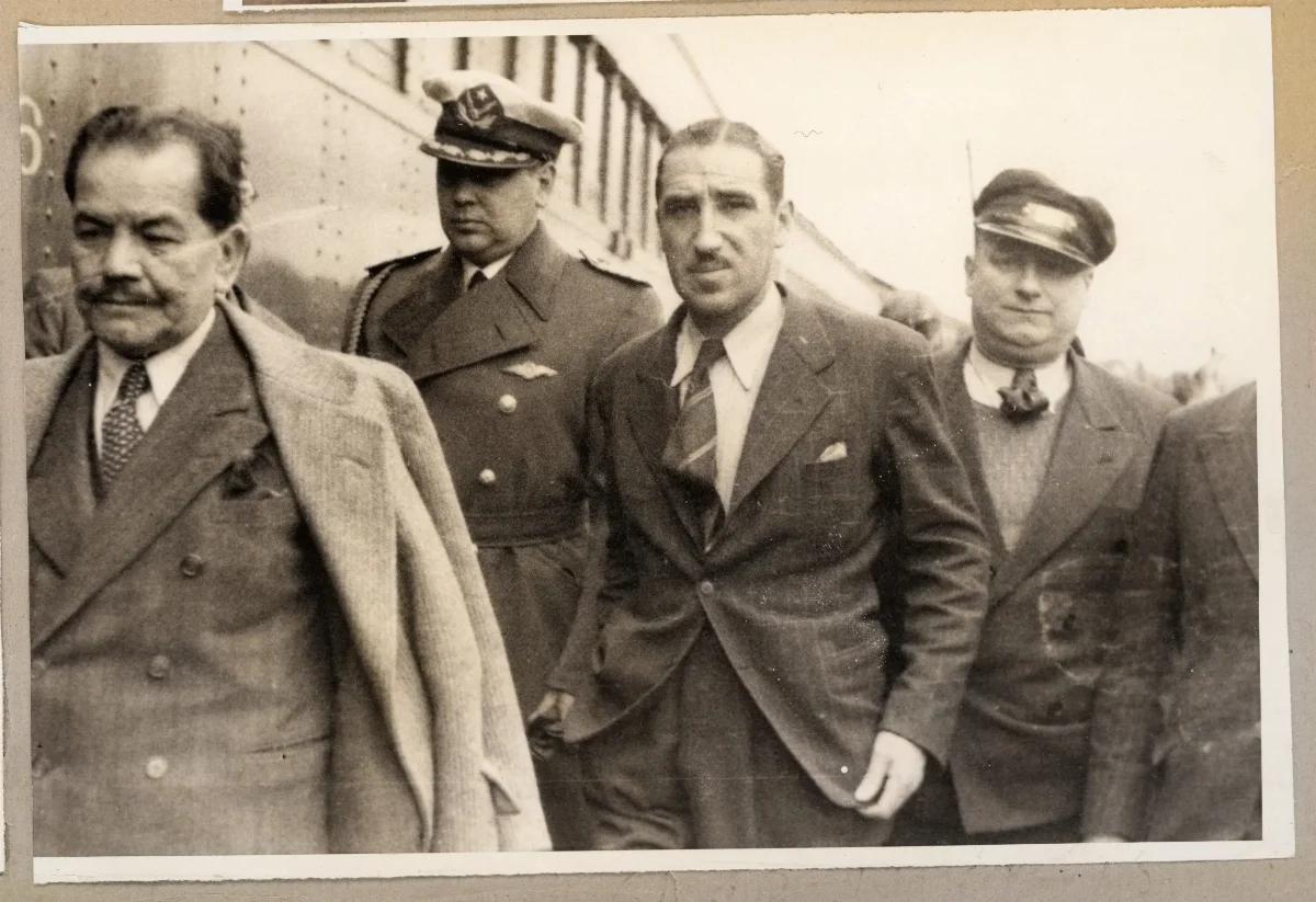 Comisión de obreros y trabajadores del ferrocarril que transportó a la delegación presidencial por el Biobío — Los Alerces — 1939 | Chile de Ayer