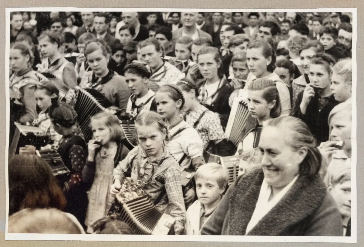 Multitud en acto cívico presidencial en Puerto Varas — Puerto Varas — 1939 | Chile de Ayer