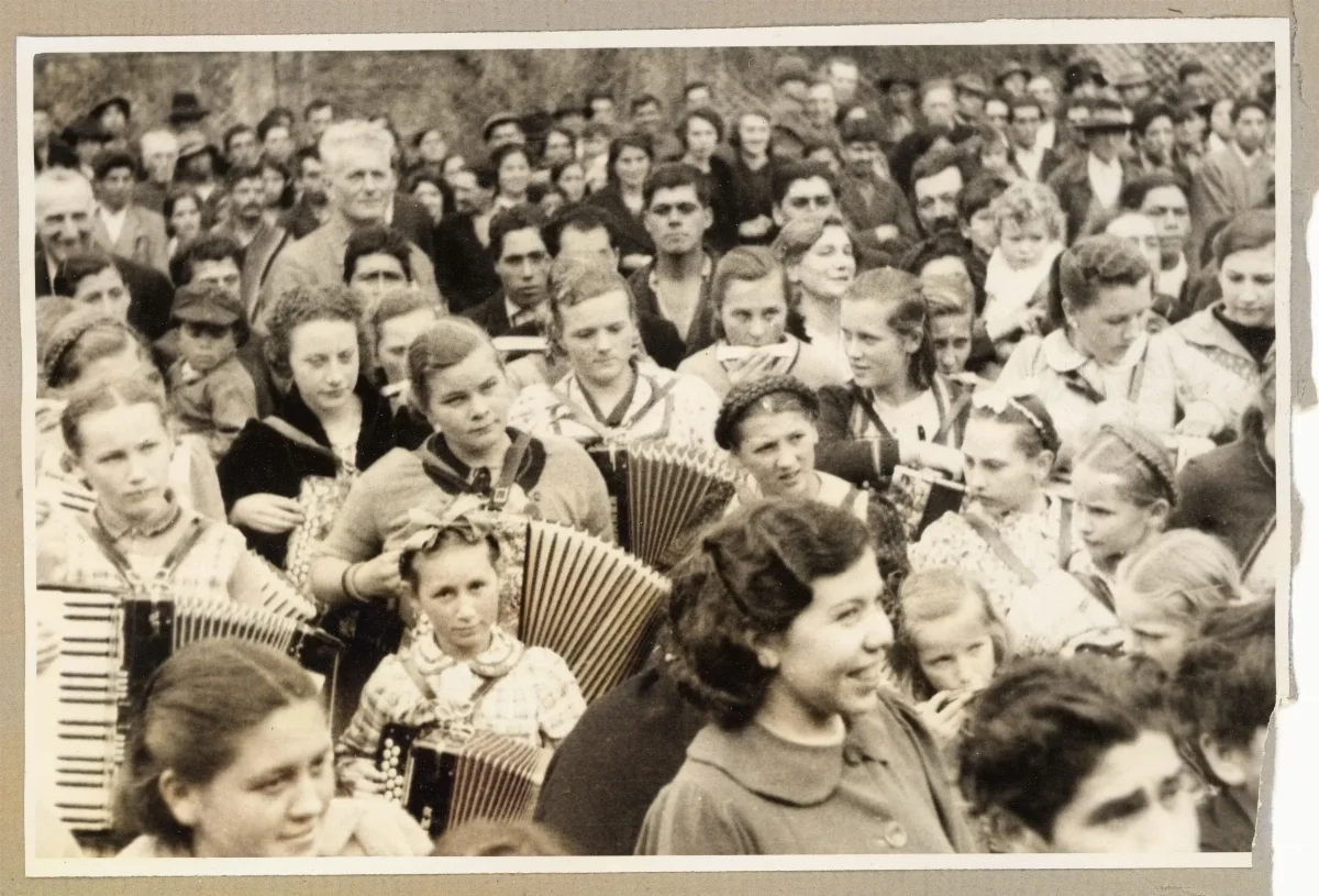 Grupo de acordeonistas en acto público de Puerto Varas — Puerto Varas — 1939 | Chile de Ayer