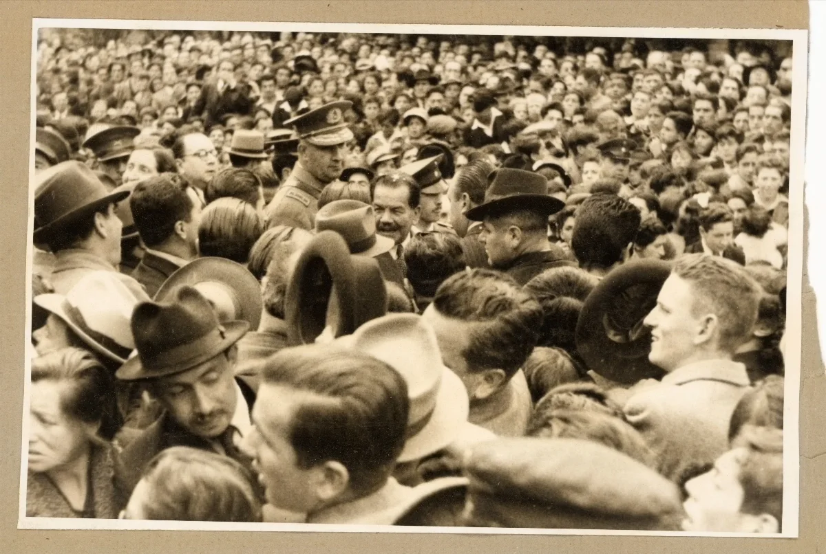 Acto público del Presidente Aguirre Cerda entre la multitud en Puerto Varas — Puerto Varas — 1939 | Chile de Ayer