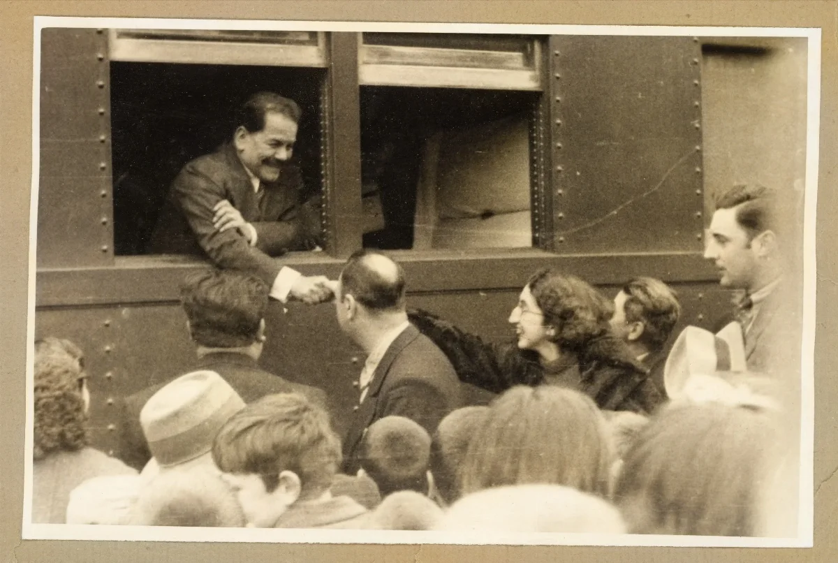 Presidente Pedro Aguirre Cerda saludando desde el tren en gira presidencial — Puerto Varas — 1939 | Chile de Ayer