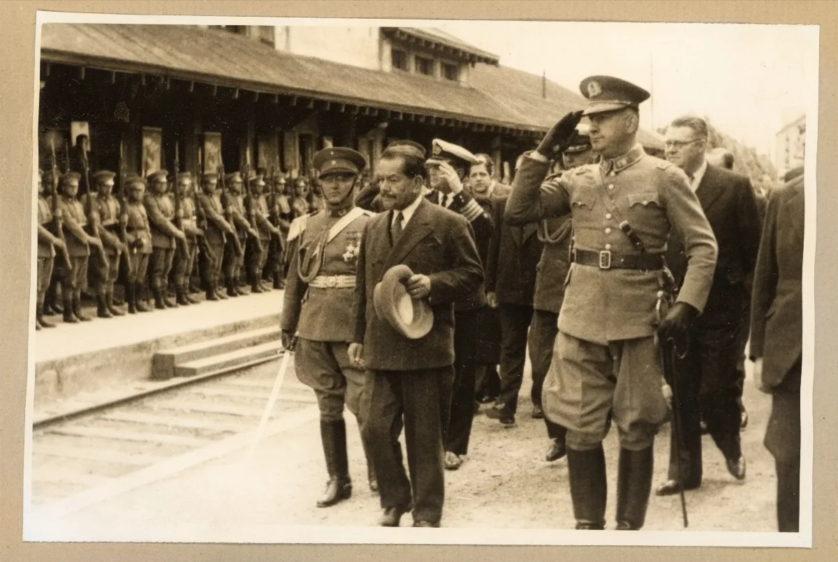 Acto cívico-militar con inspección presidencial ante tropas en formación — Puerto Varas — 1939 | Chile de Ayer