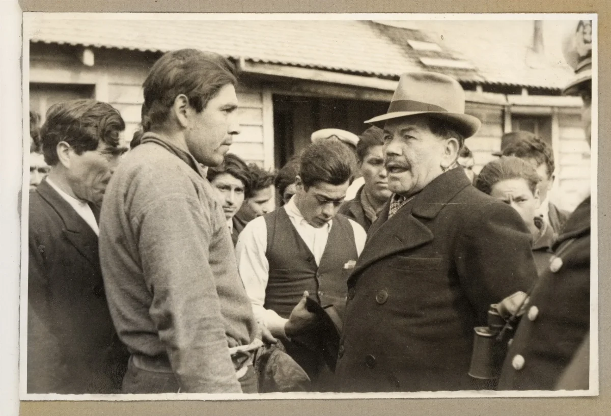 Visita oficial a autoridades locales en Aysén — Puerto Aysén — 1939 | Chile de Ayer